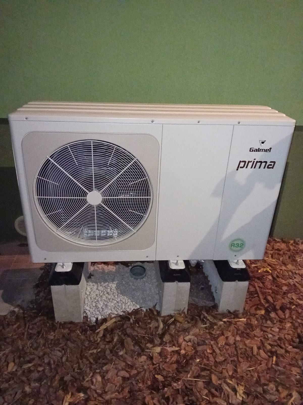 Jednostka zewnętrzna powietrznej pompy ciepła Galmet 10 kW — realizacja SM-Project w Kościanie
